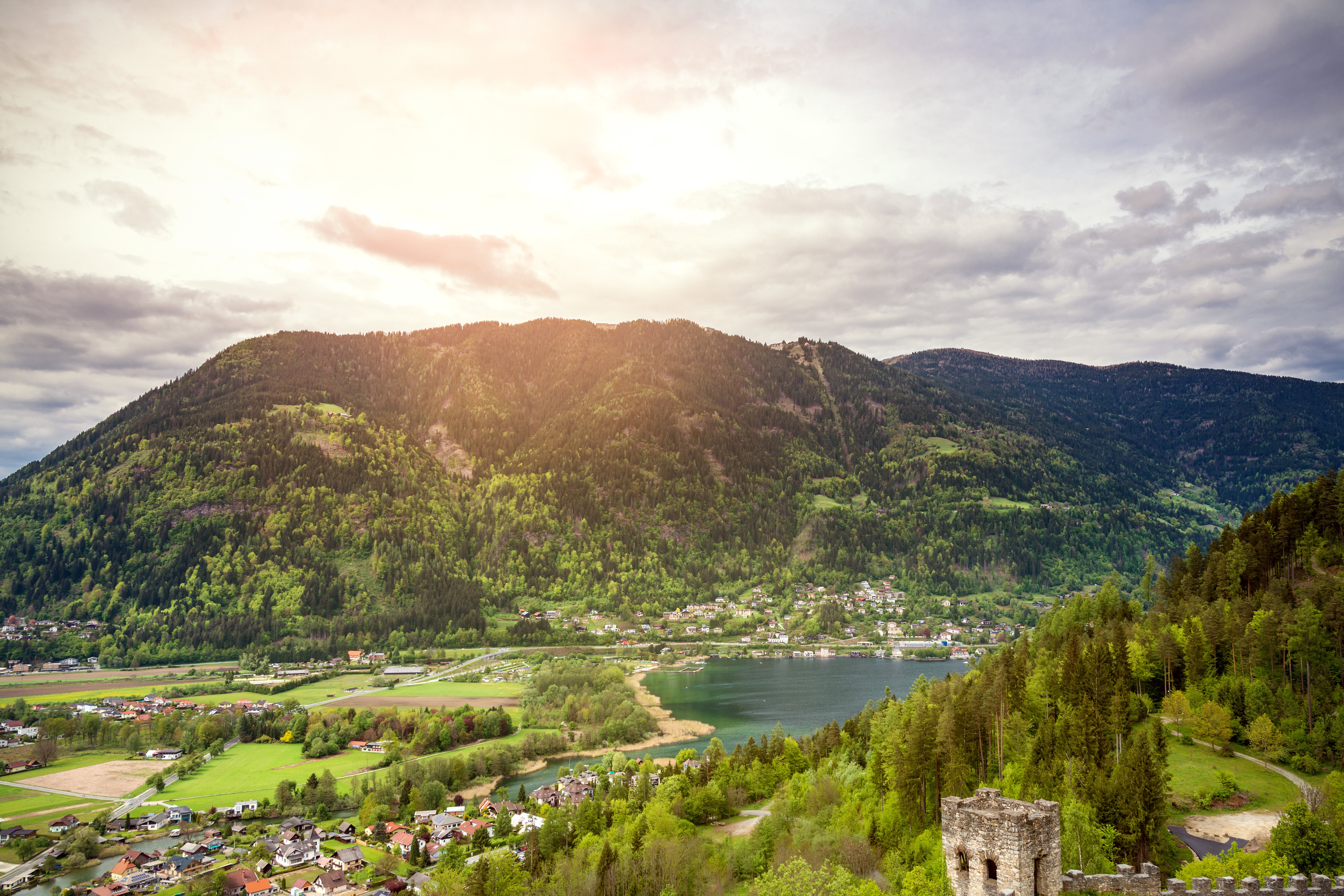 Dorf am See umgeben von Bergen
